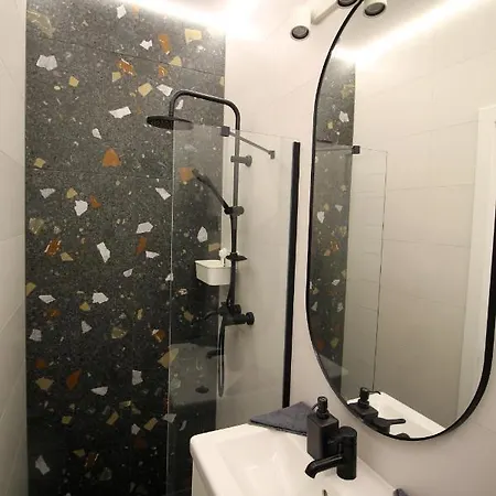 Modern A Belvaros Koezepen Parkoloval- Kata Studioapartman