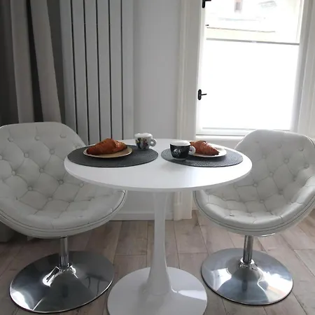 Modern A Belvaros Koezepen Parkoloval- Kata Studioapartman Apartment *