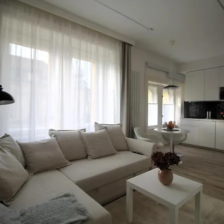 Apartment Modern A Belvaros Koezepen Parkoloval- Kata Studioapartman