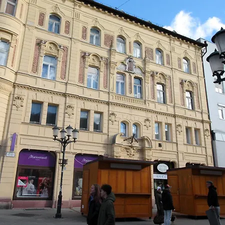 Modern A Belvaros Koezepen Parkoloval- Kata Studioapartman Győr