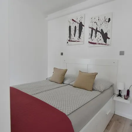 Apartmán Modern A Belvaros Koezepen Parkoloval- Kata Studioapartman Ráb