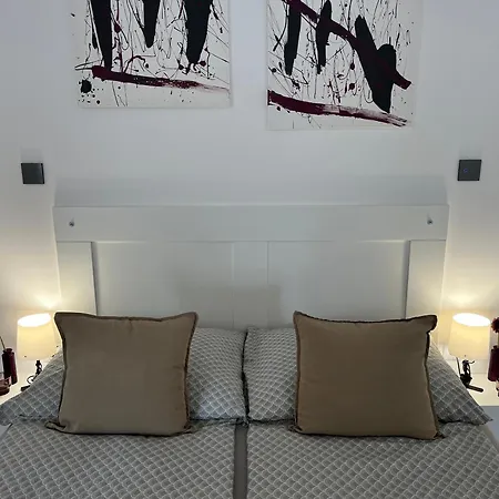 Modern A Belvaros Koezepen Parkoloval- Kata Studioapartman Apartment Gyor