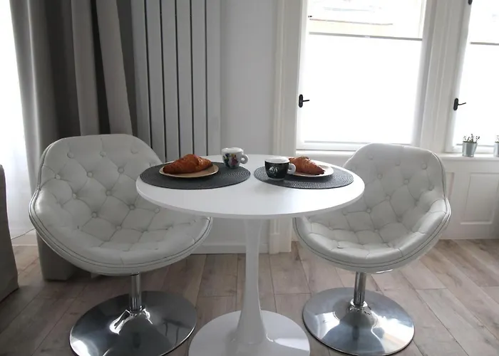 Modern A Belvaros Koezepen Parkoloval- Kata Studioapartman Apartament *