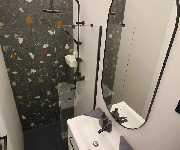 Apartament Modern A Belvaros Koezepen Parkoloval- Kata Studioapartman Győr