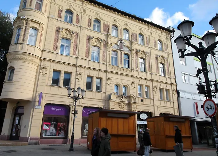 Modern A Belvaros Koezepen Parkoloval- Kata Studioapartman Győr