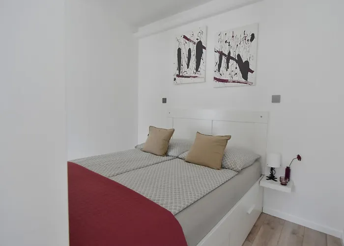 Apartament Modern A Belvaros Koezepen Parkoloval- Kata Studioapartman Győr